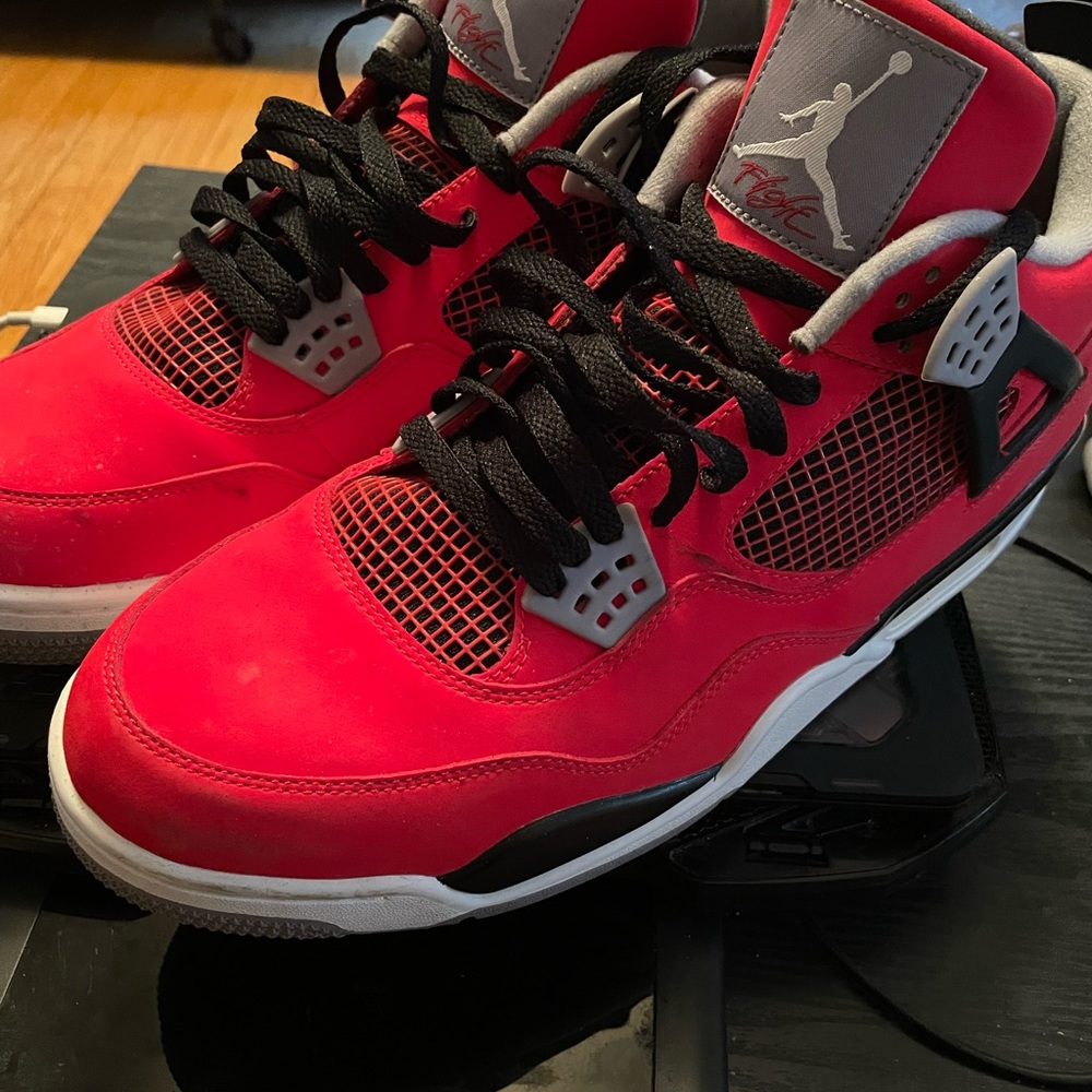 Air Jordan 4 Toro Bravo